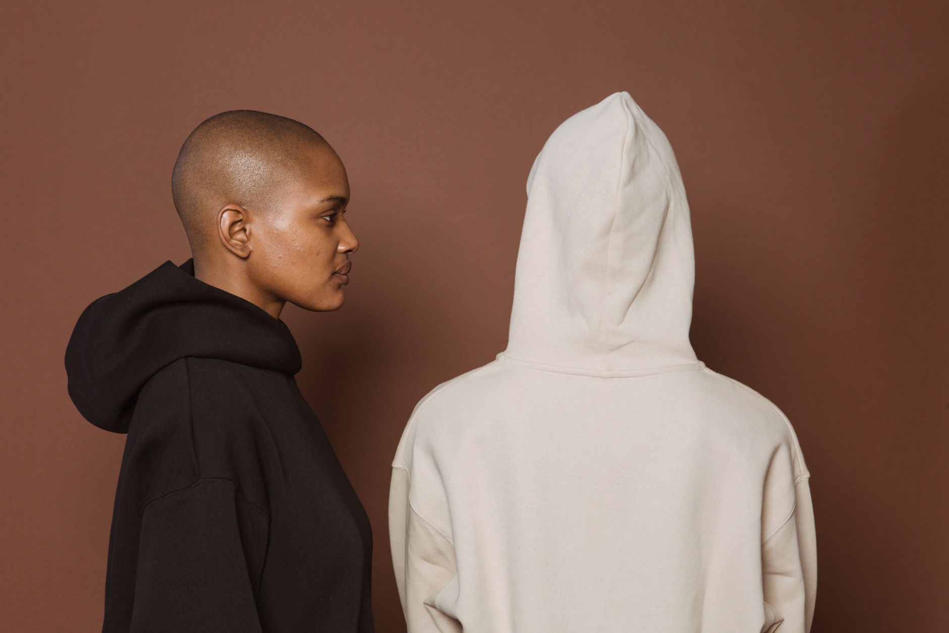 Femme portant un hoodie oversize noir streetwear style urbain premium