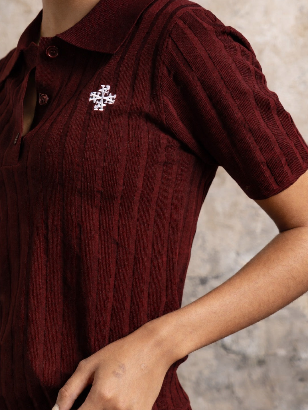 Polo maille côtelée ATNT Paris bordeaux profond avec logo ATNT Signature brodé et coupe ajustée.