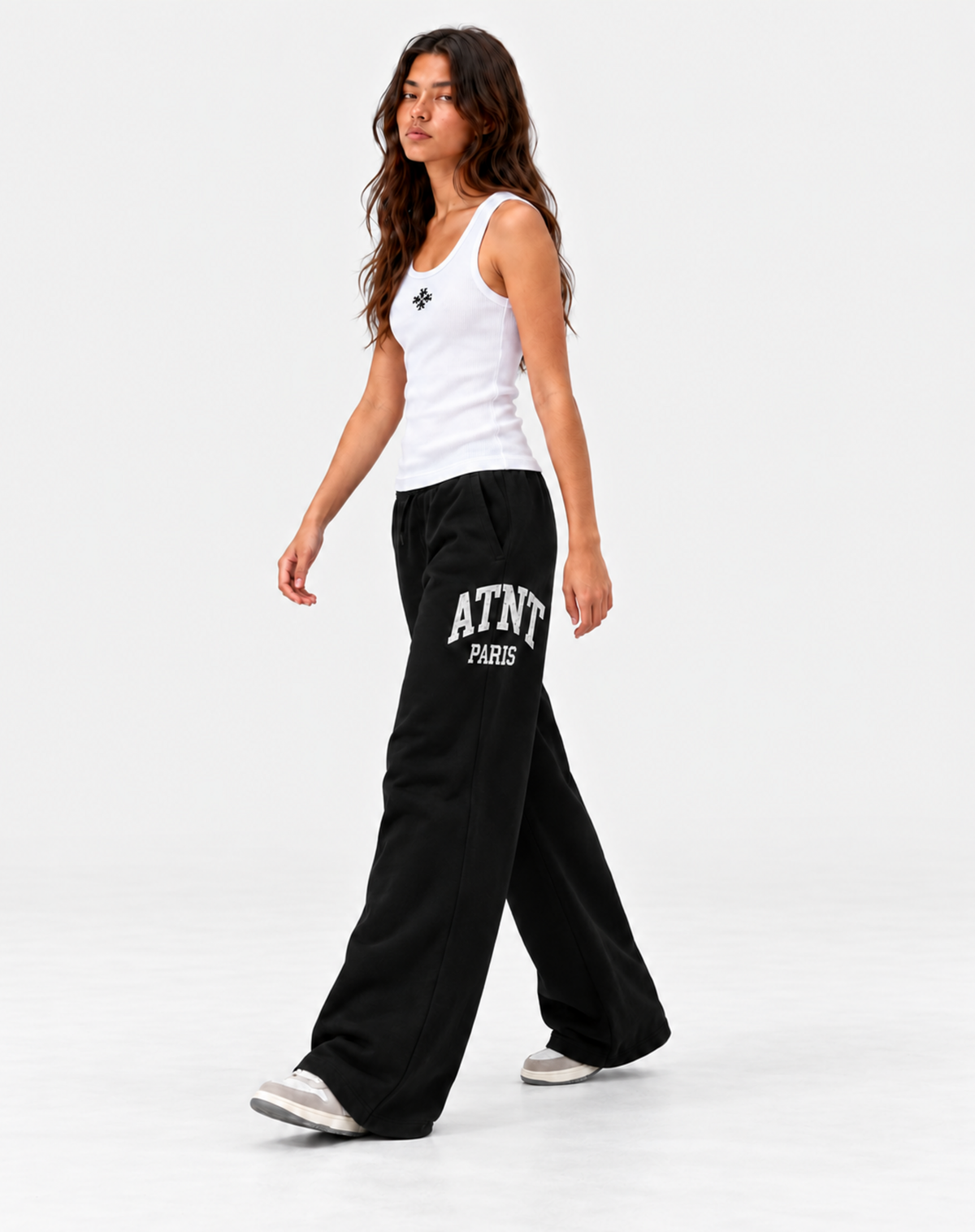 Jogging femme ATNT PARIS noir, marche, fond gris neutre