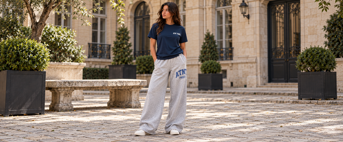 T-Shirt Classique Navy – Essentials avec jogging wide leg Heather Grey — tenue à Paris