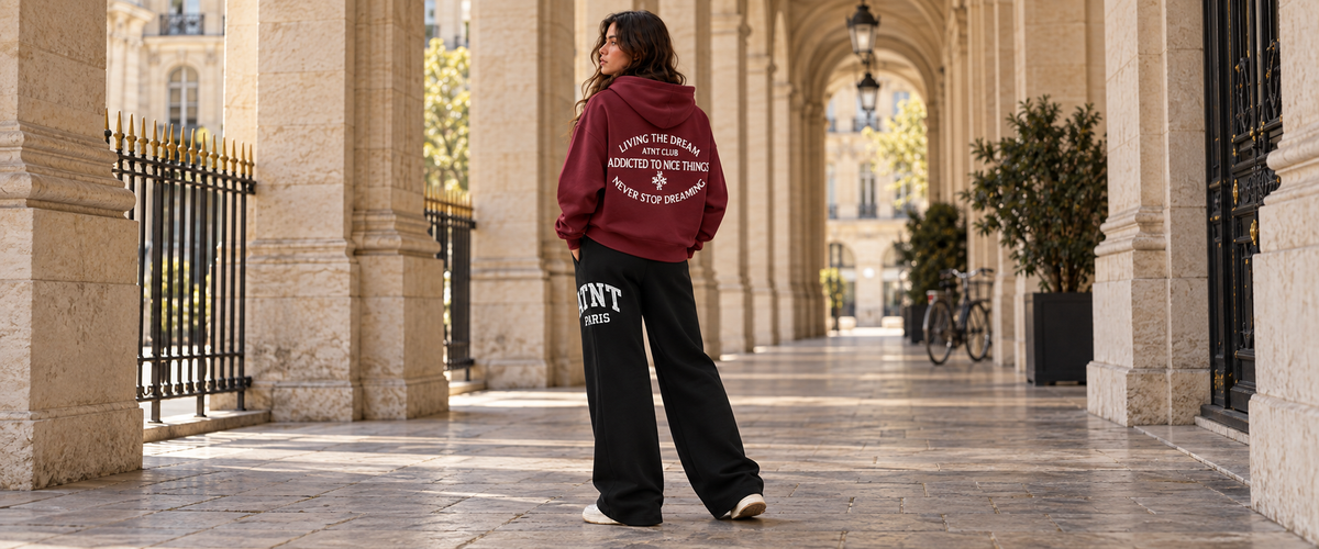 Sweat oversize Bordeaux Never Stop Dreaming porté dans une ambiance lifestyle ATNT PARIS