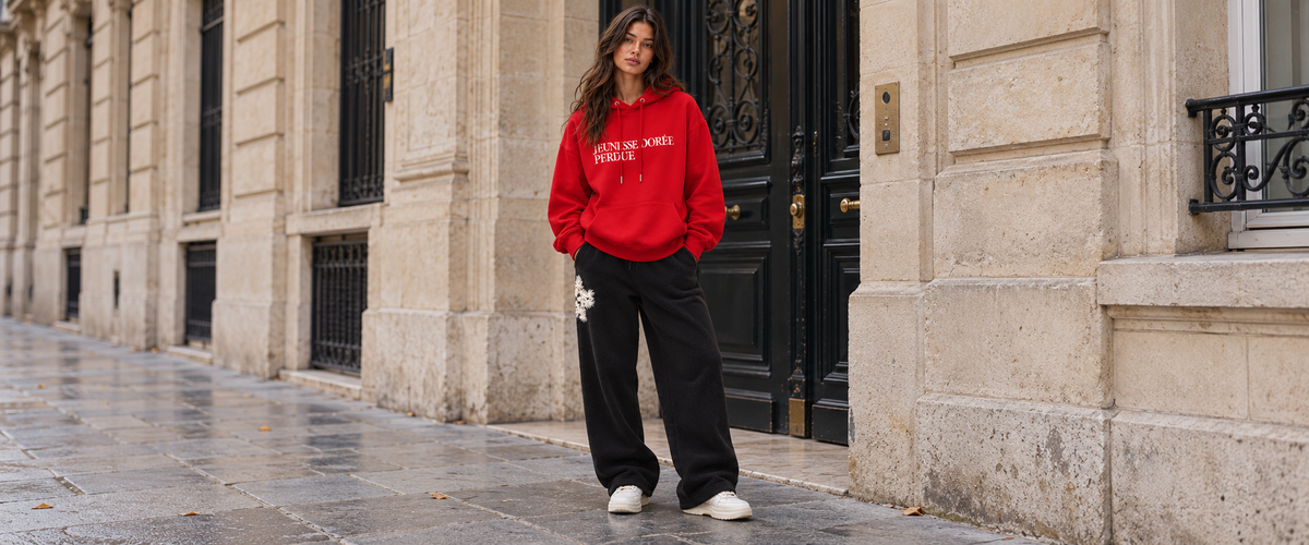 Sweat à Capuche Rouge « Jeunesse Dorée Perdue » – ATNT Paris — tenue portée à Paris