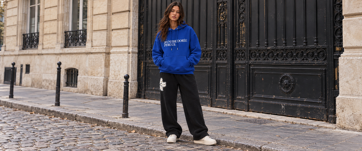 Sweat à Capuche Bleu Roi « Jeunesse Dorée Perdue » – ATNT Paris — tenue portée à Paris