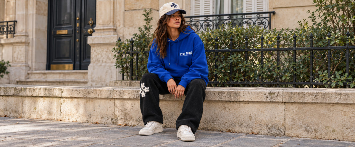 Tenue ATNT Paris billionaire bleu avec jogging noir et casquette assortie.