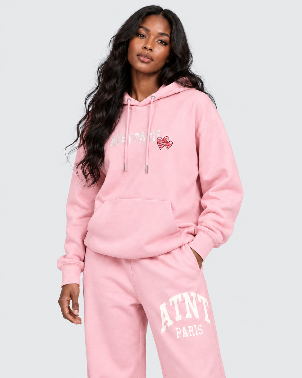 Sweat Capuche Rose Clair Love heart Strass ATNT PARIS — Pack studio naturel — mannequin femme, vue de trois-quarts rapprochée — fond gris clair