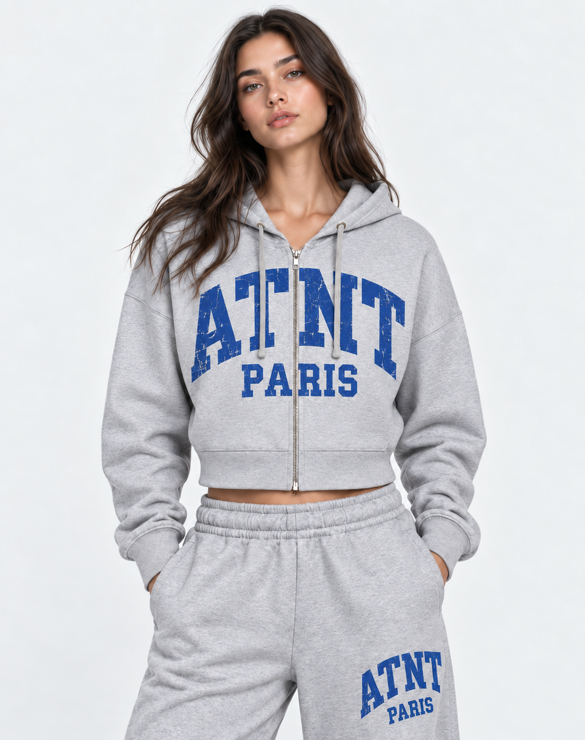 Sweat crop Heather Grey ATNT PARIS porté avec jogging assorti, cadrage buste