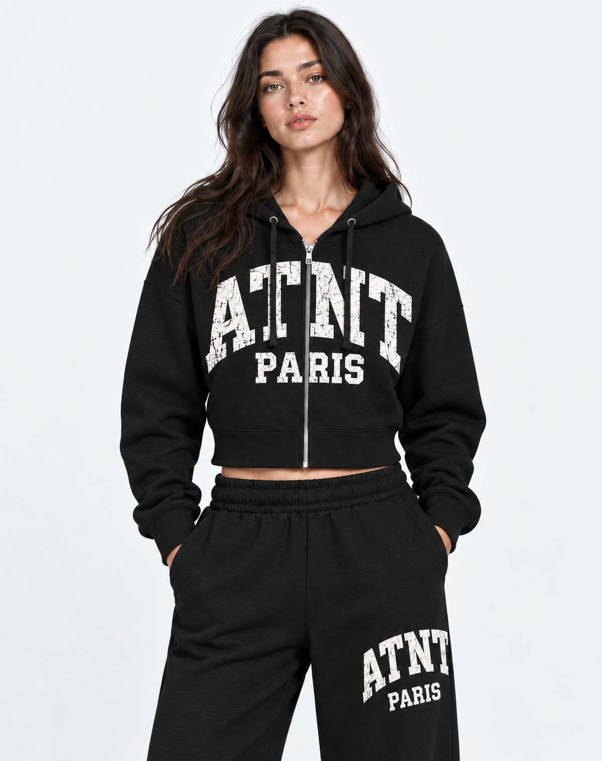 Sweat crop noir ATNT PARIS porté avec jogging assorti, cadrage buste