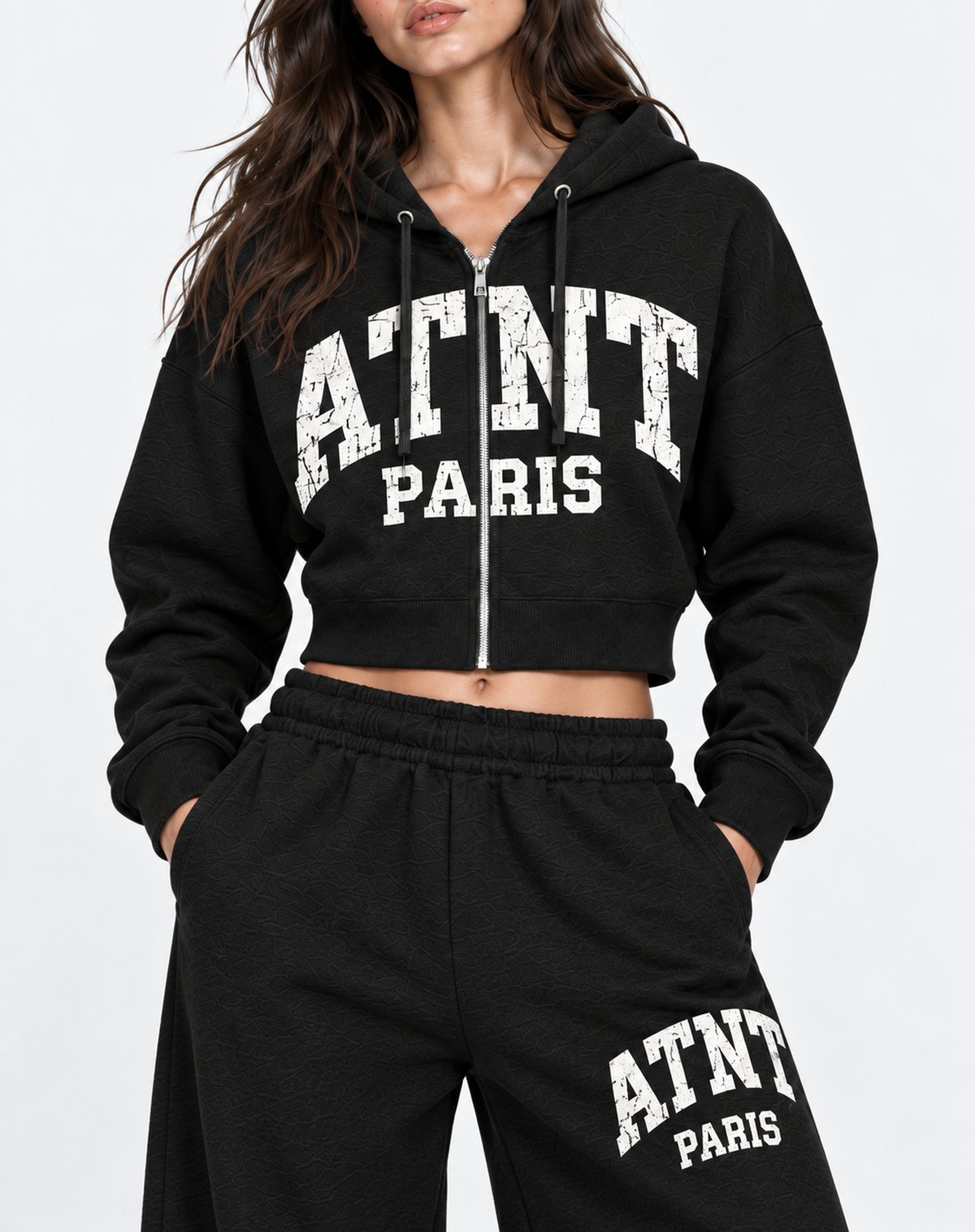 Sweat crop et jogging noir ATNT PARIS, vue trois quarts dos, tête de profil