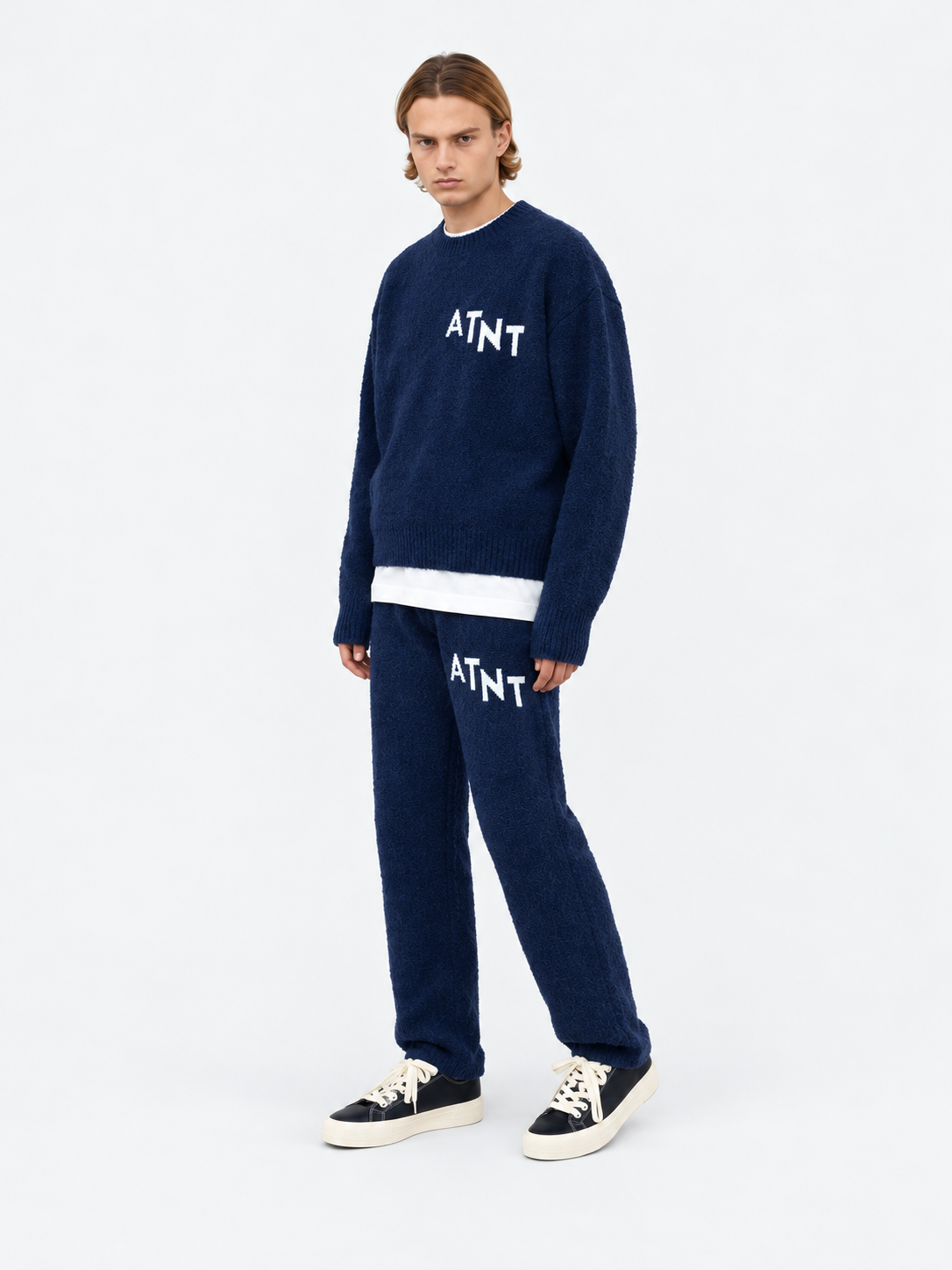 ATNT Tracksuits studio : Jogging Oversize Navy Effet Cachemire, vue de trois quarts sur fond gris clair