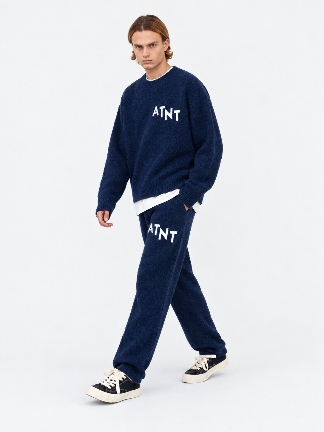 ATNT Tracksuits studio : Jogging Oversize Navy Effet Cachemire, vue en mouvement sur fond gris clair