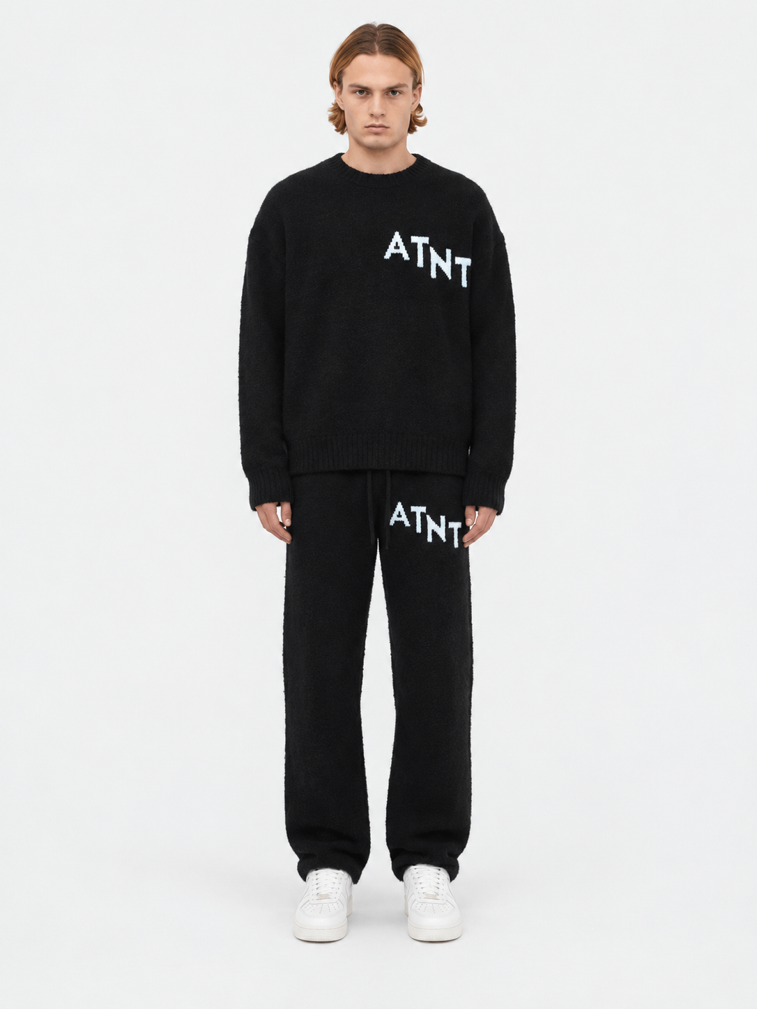 ATNT Tracksuits studio : Pull Oversize Noir Effet Cachemire, vue de face sur fond gris clair