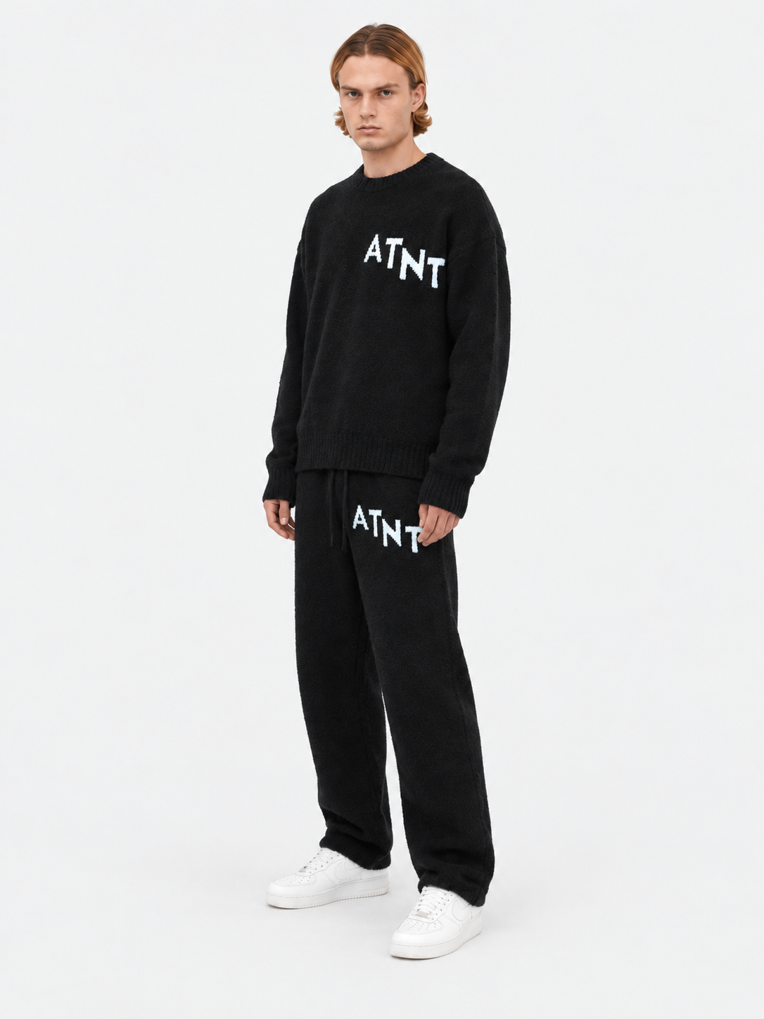 ATNT Tracksuits studio : Pull Oversize Noir Effet Cachemire, vue de trois quarts sur fond gris clair