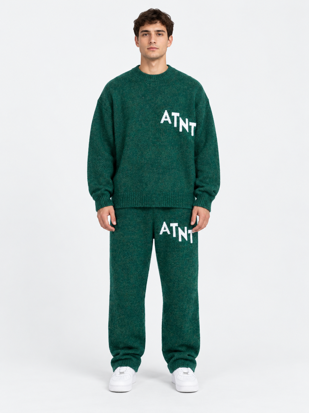 ATNT Tracksuits studio : Pull Oversize Vert Effet Cachemire, vue de face sur fond gris clair
