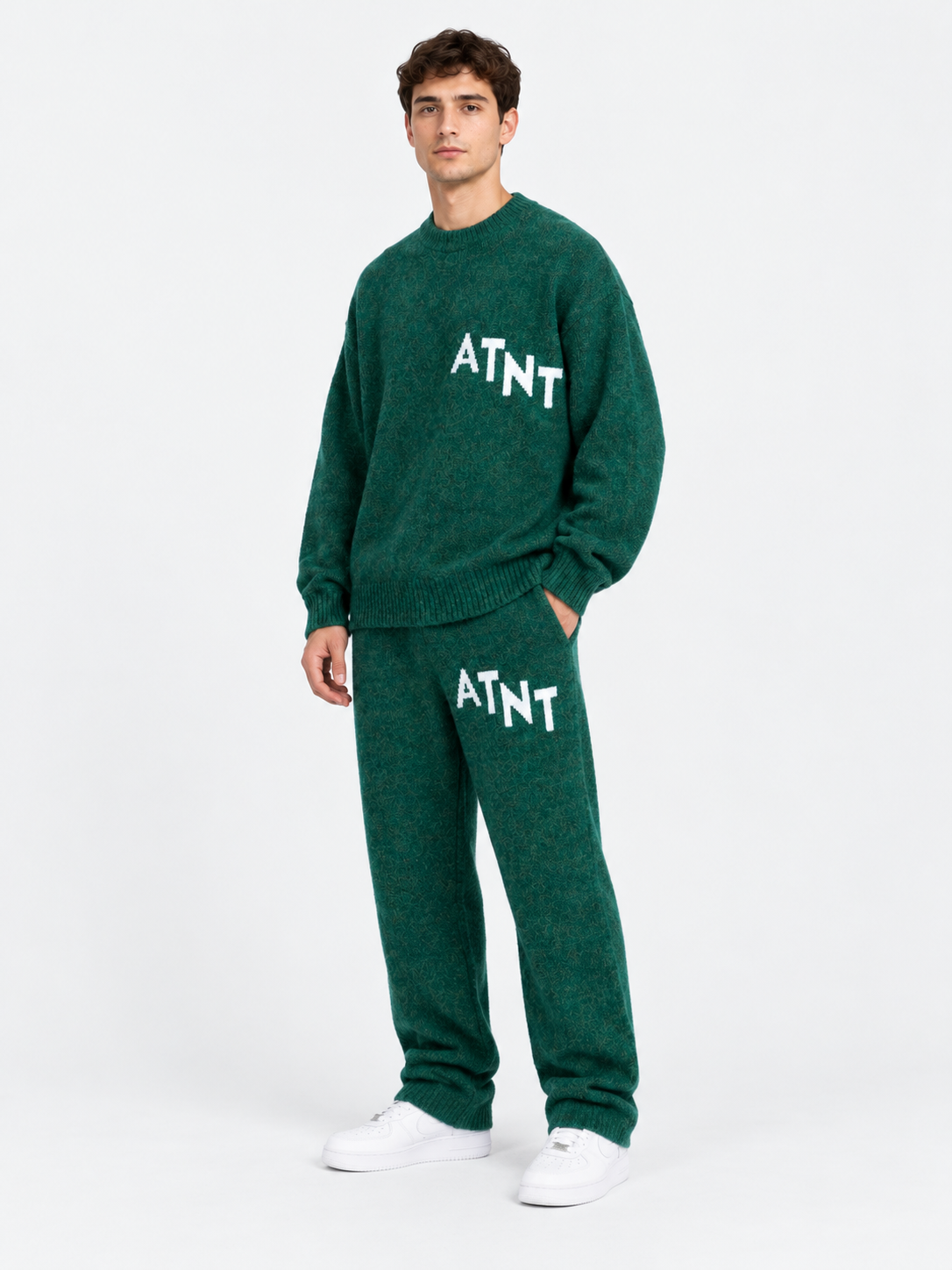 ATNT Tracksuits studio : Pull Oversize Vert Effet Cachemire, vue de trois quarts sur fond gris clair