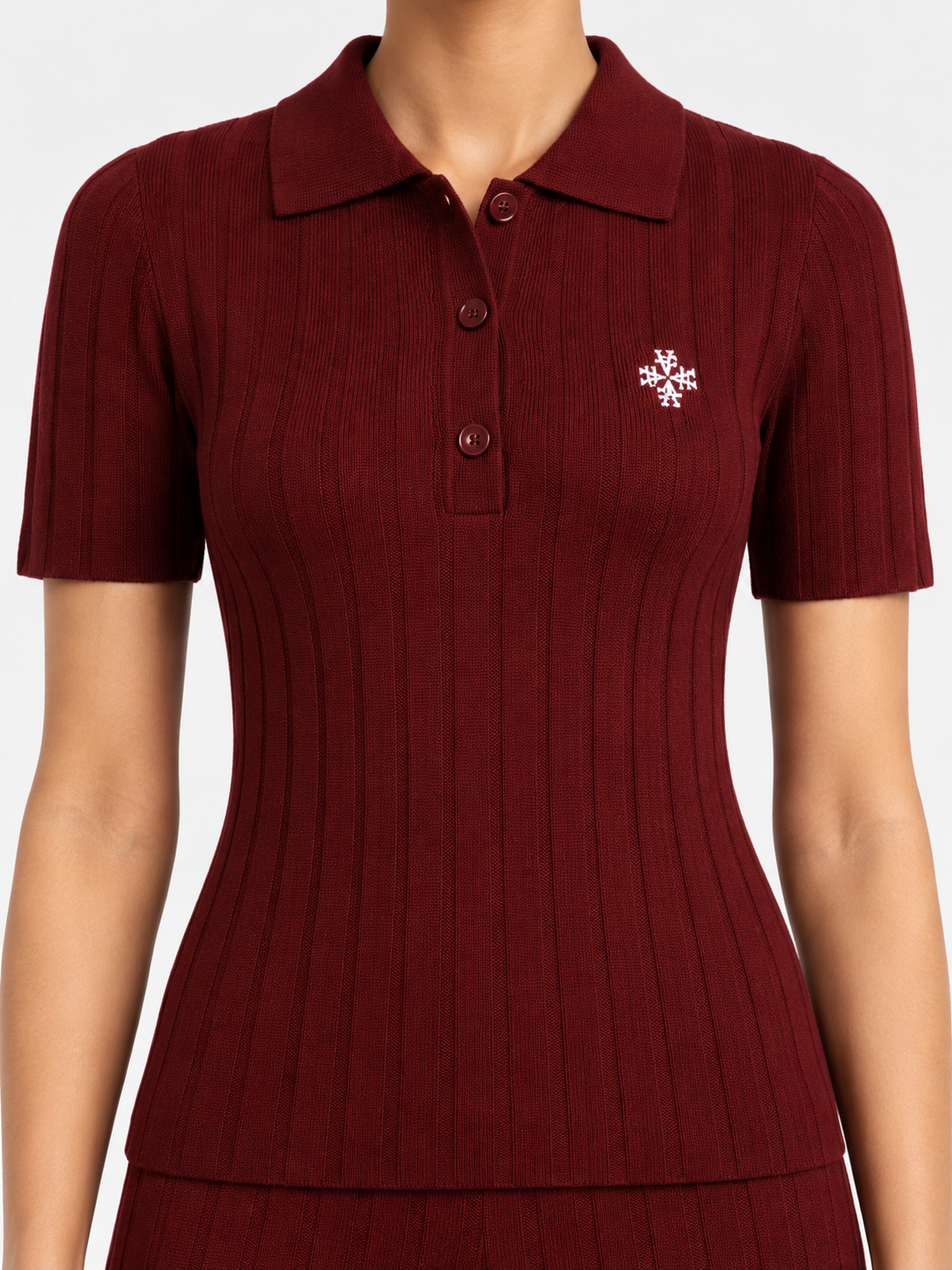 ATNT Tracksuits studio : Polo Maille Côtelée – ATNT Signature Bordeaux, détail de la matière sur fond gris clair