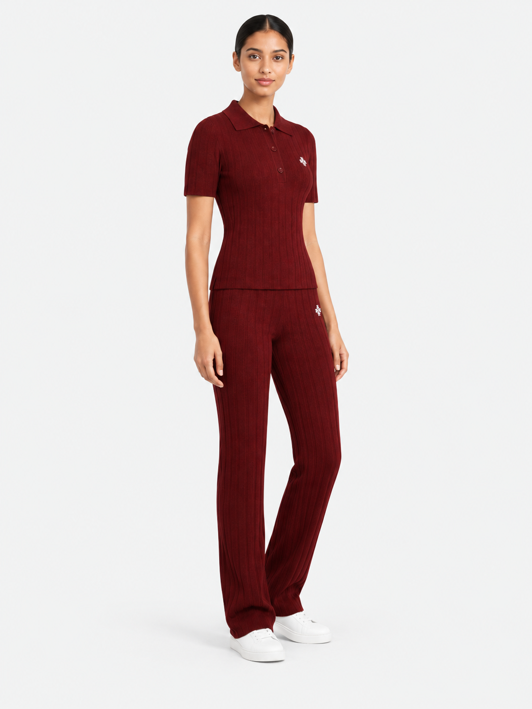 ATNT Tracksuits studio : Pantalon riviera ATNT Signature en maille côtelée Bordeaux, vue de trois quarts sur fond gris clair