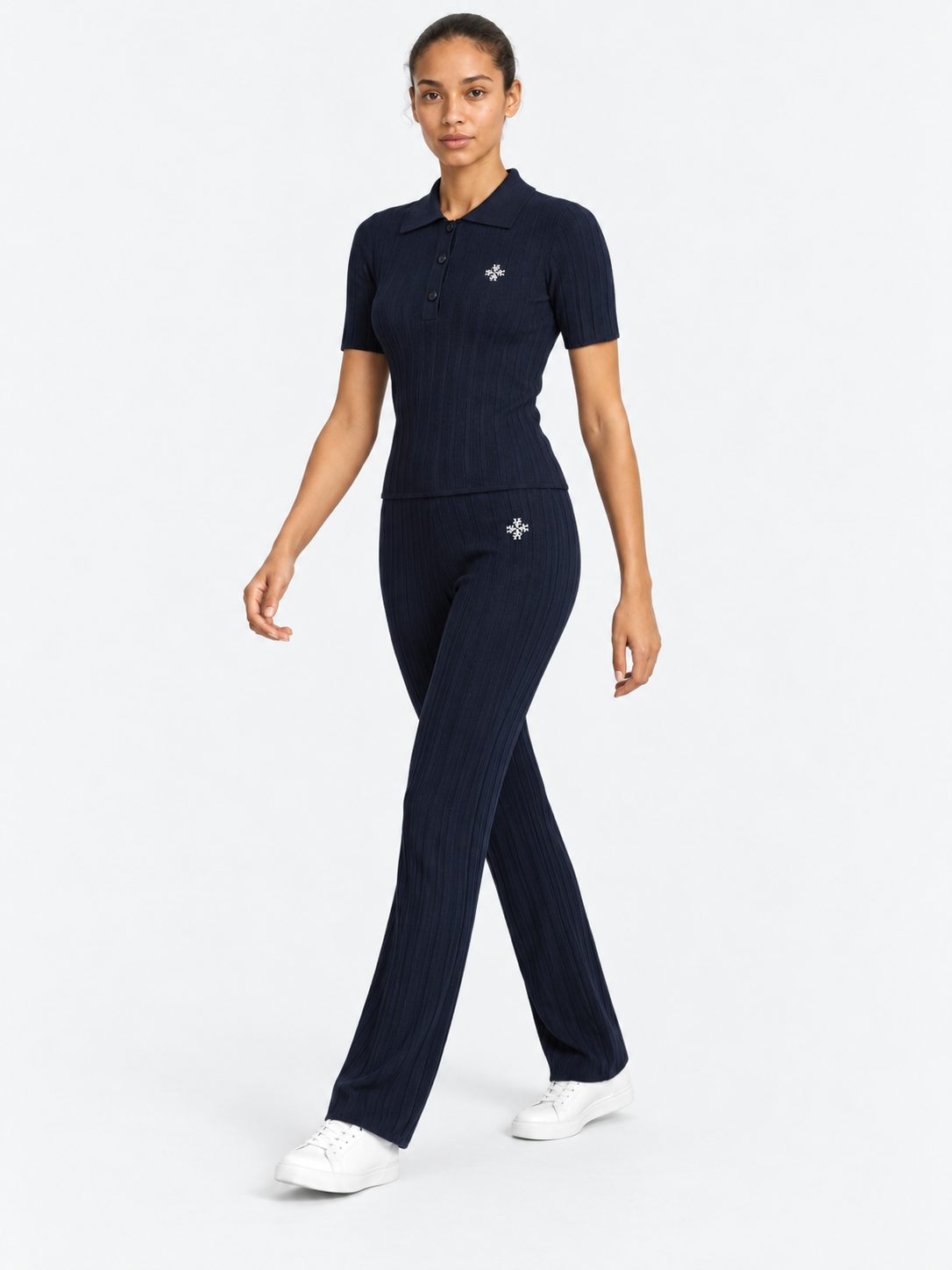 ATNT Tracksuits studio : Pantalon riviera Atnt Signature en maille côtelée Navy, vue en mouvement sur fond gris clair
