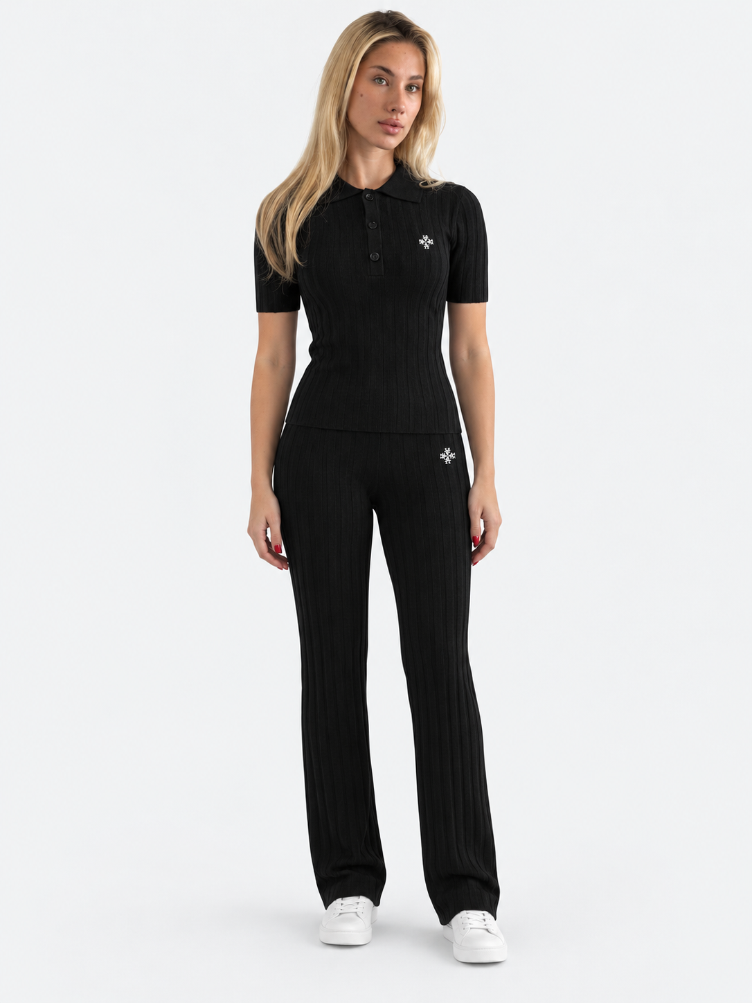ATNT Tracksuits studio : Pantalon riviera ATNT Signature en maille côtelée Noir, vue de face sur fond gris clair