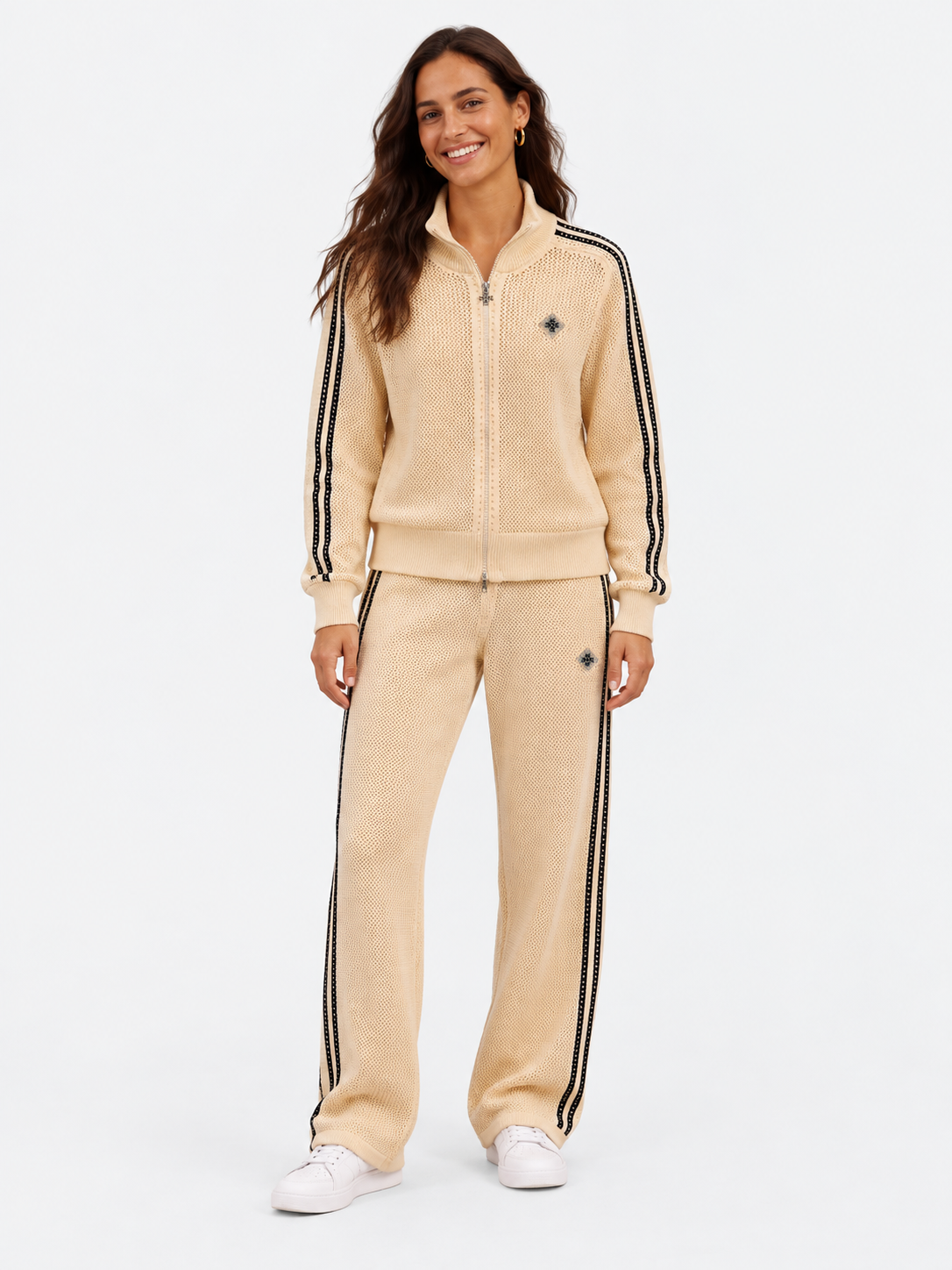 ATNT Tracksuits studio : Ensemble de Survêtement Signature Beige - Crochet, vue de face sur fond gris clair