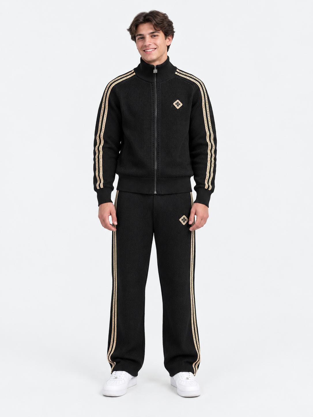 ATNT Tracksuits studio : Pantalon de Survêtement Signature Noir – Détail Crochet, vue de face sur fond gris clair