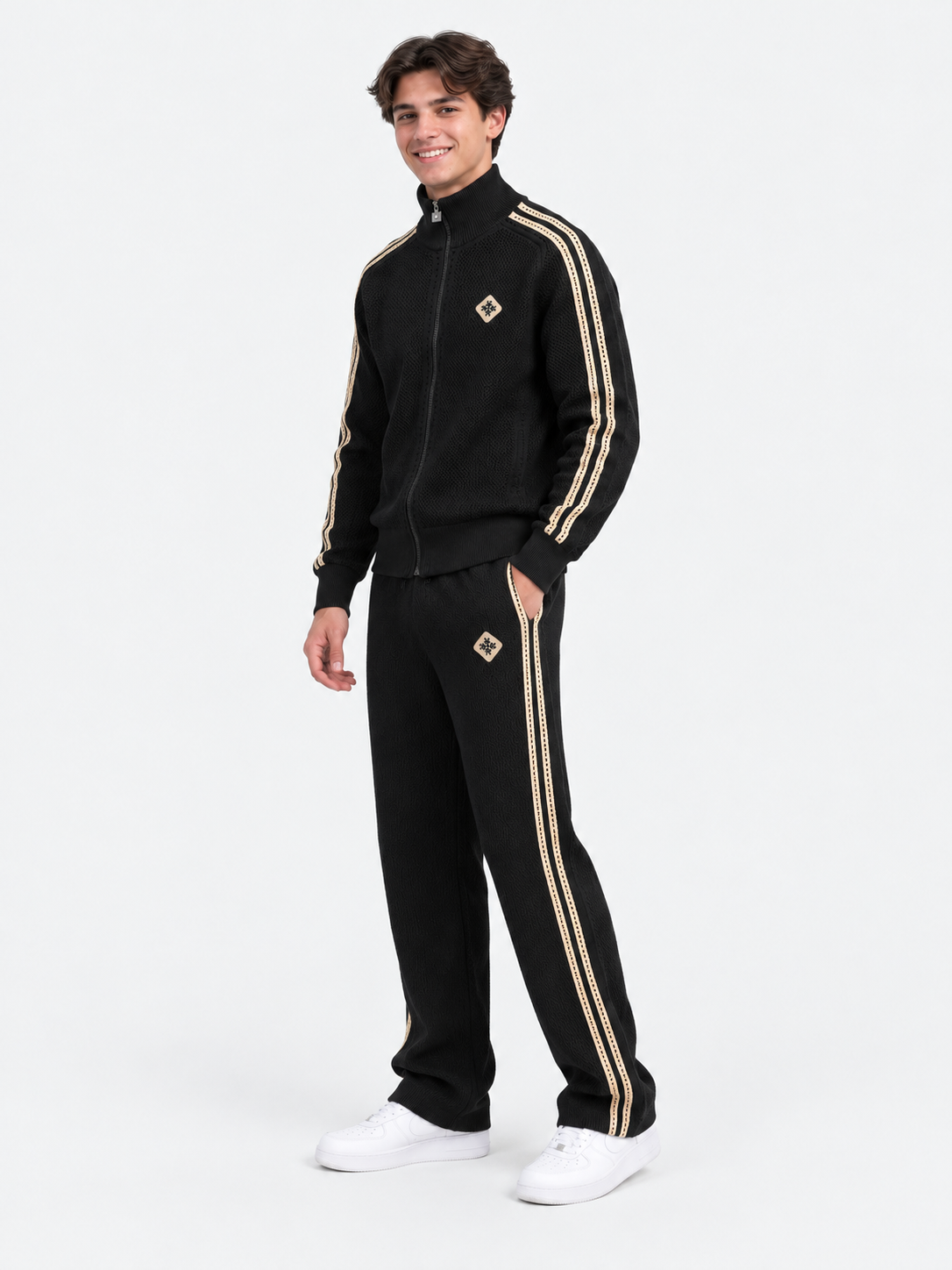 ATNT Tracksuits studio : Pantalon de Survêtement Signature Noir – Détail Crochet, vue de trois quarts sur fond gris clair