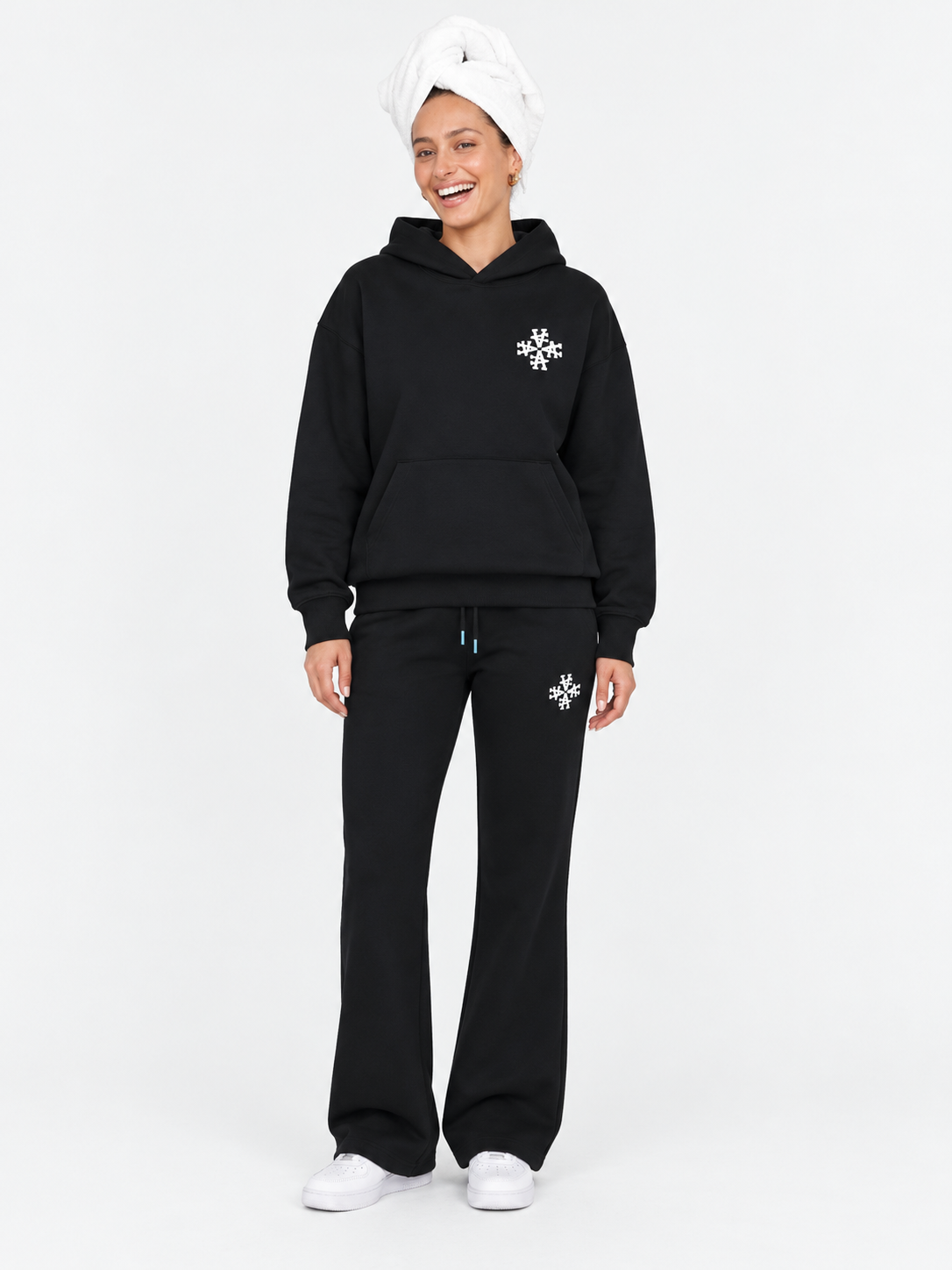 ATNT Tracksuits studio : Ensemble de Survêtement Femme Signature Noir, vue de face sur fond gris clair