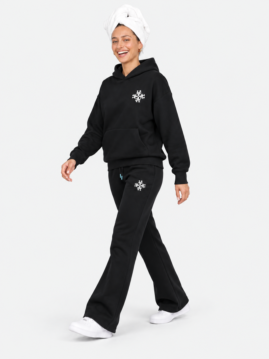 ATNT Tracksuits studio : Ensemble de Survêtement Femme Signature Noir, vue en mouvement sur fond gris clair