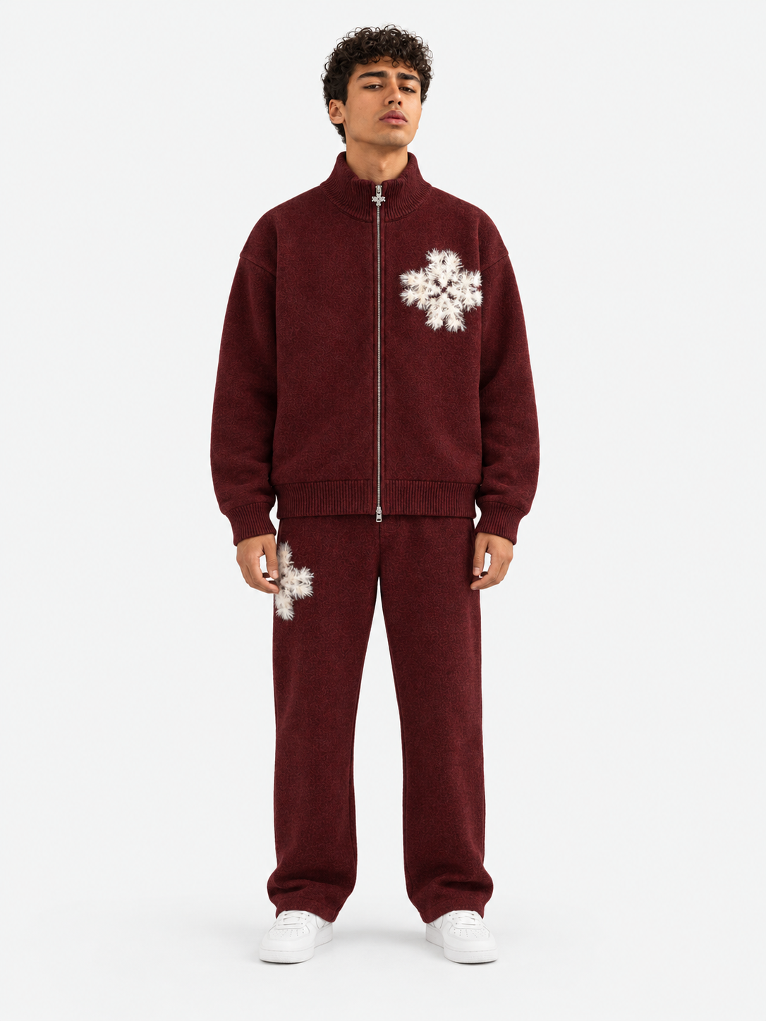 ATNT Tracksuits studio : Pantalon de jogging en maille fluffy monogramme signature bordeaux, vue de face sur fond gris clair
