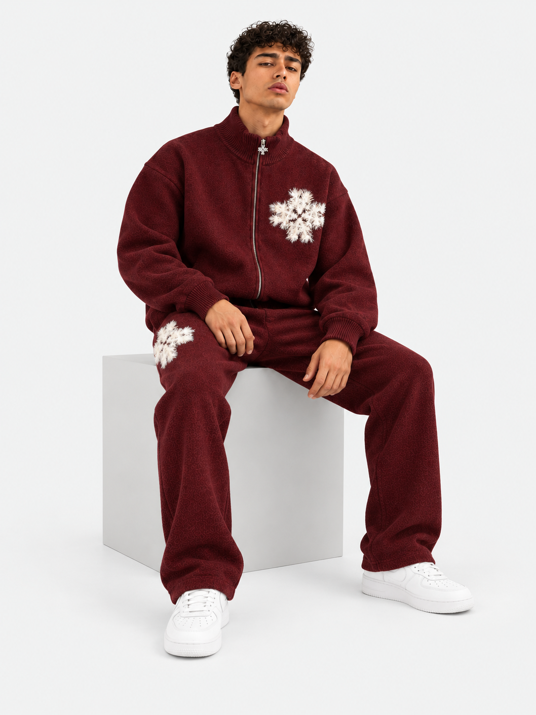 ATNT Tracksuits studio : Sweat zippé en maille fluffy monogramme signature bordeaux, vue assise sur fond gris clair