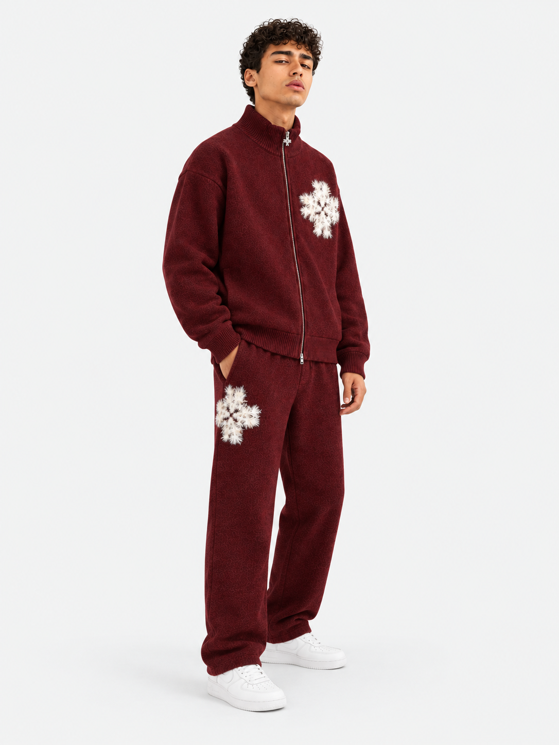 ATNT Tracksuits studio : Pantalon de jogging en maille fluffy monogramme signature bordeaux, vue de trois quarts sur fond gris clair