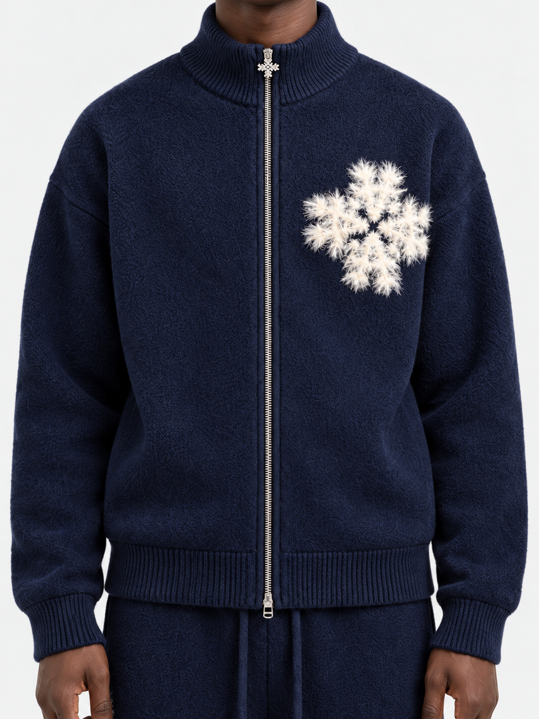 ATNT Tracksuits studio : Sweat zippé en maille fluffy monogramme signature navy, détail de la matière sur fond gris clair