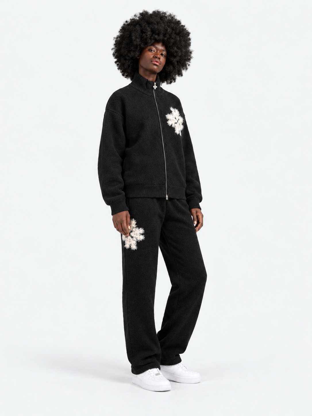 ATNT Tracksuits studio : Sweat zippé en maille fluffy monogramme signature noir, vue de trois quarts sur fond gris clair