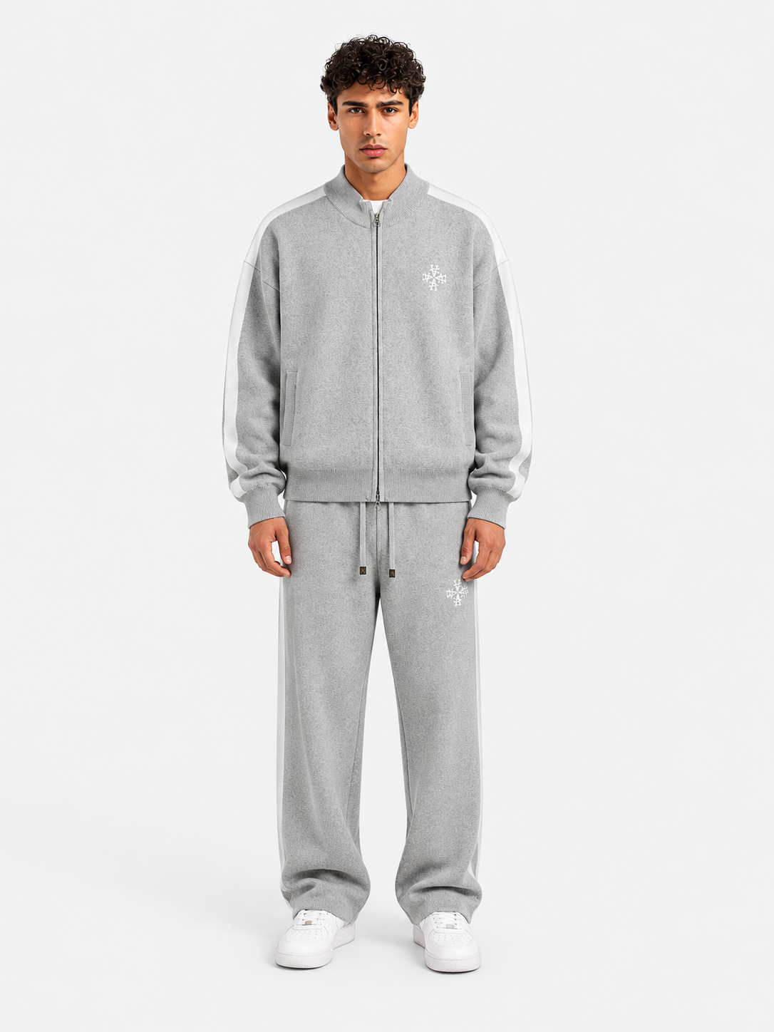 ATNT Tracksuits studio : Veste Knitted Gris Signature rayures latérales, vue de face sur fond gris clair