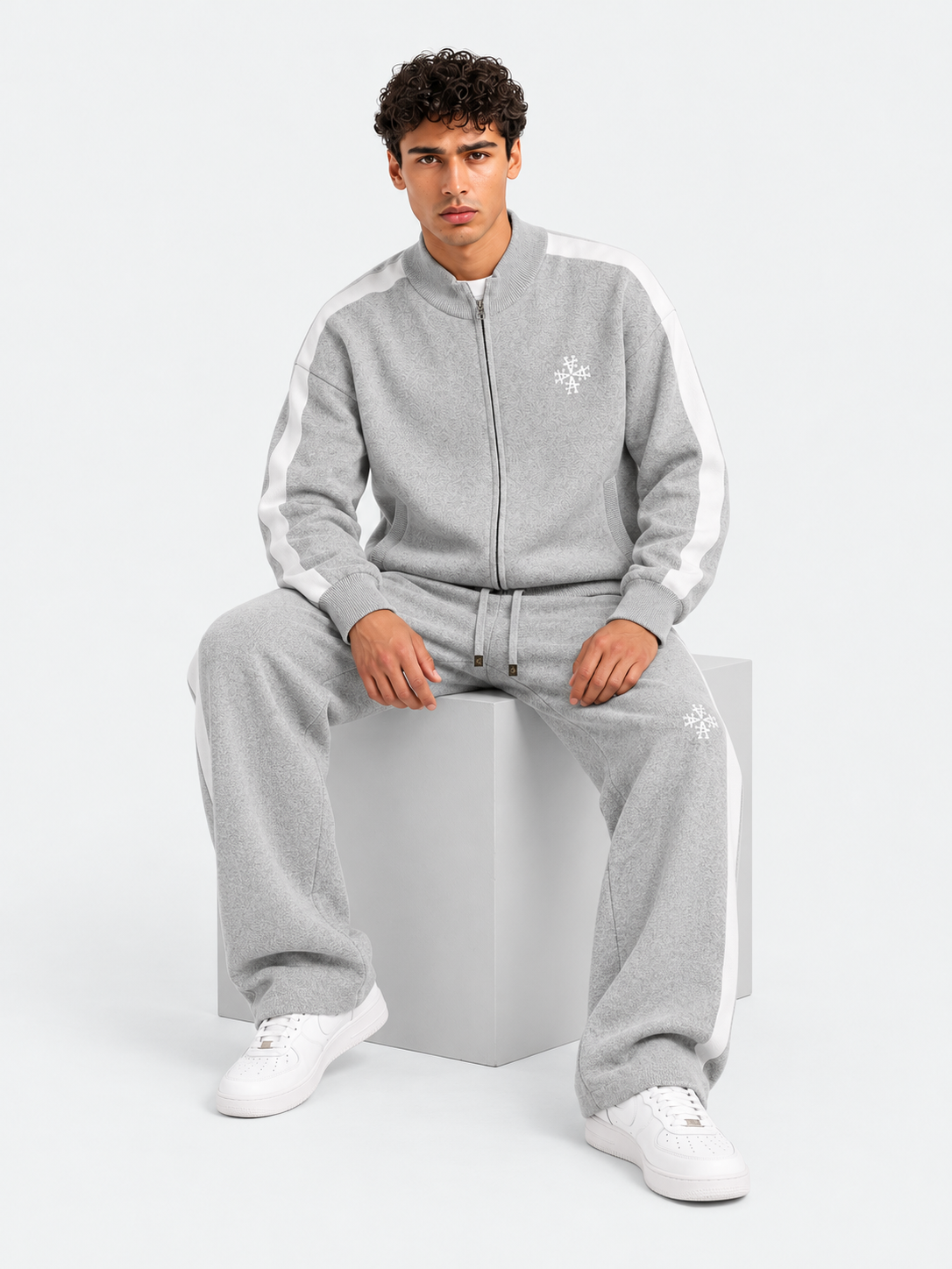 ATNT Tracksuits studio : Veste Knitted Gris Signature rayures latérales, vue assise sur fond gris clair