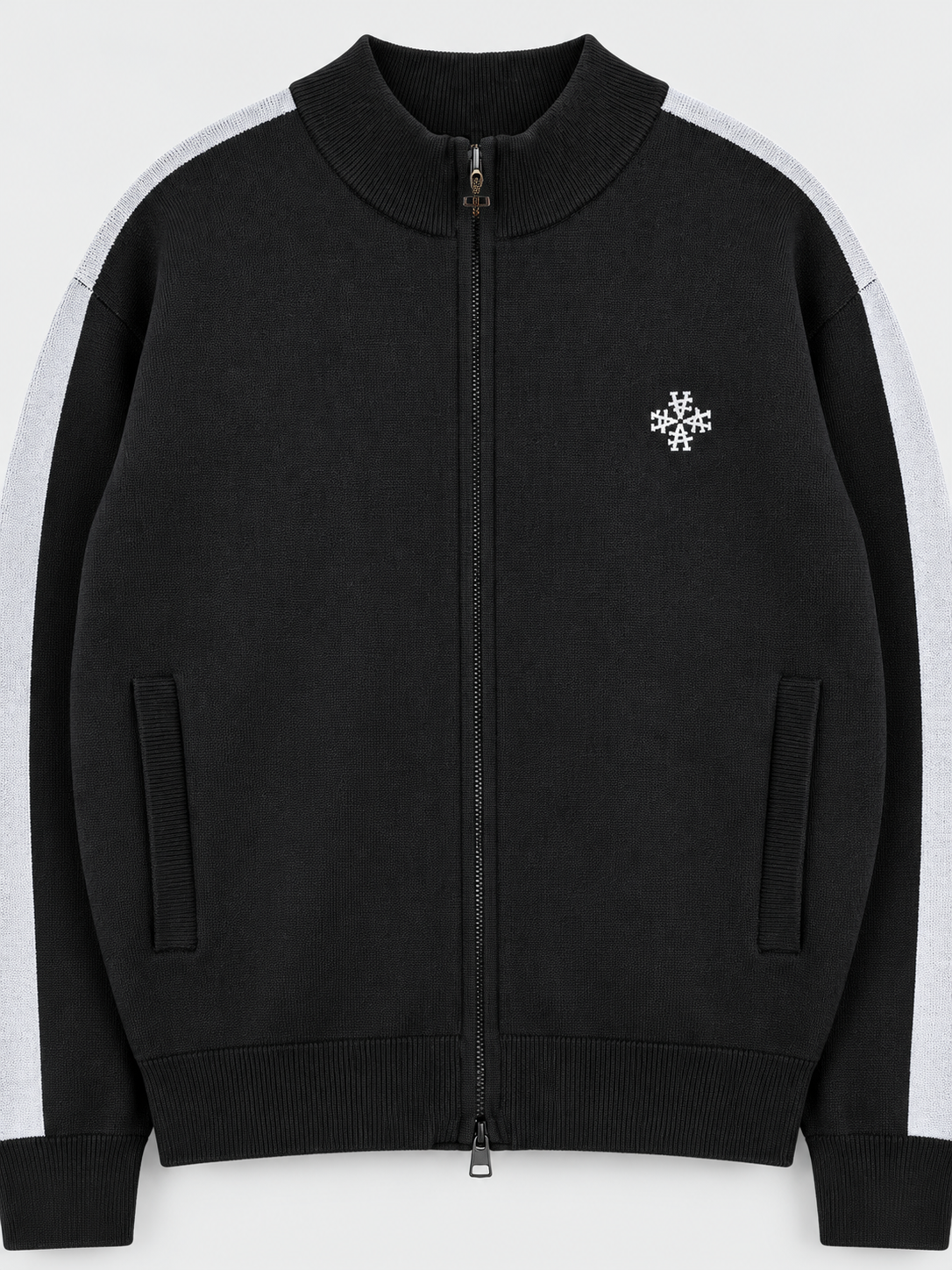 ATNT Tracksuits studio : Veste Knitted Noir Signature rayures latérales, détail de la matière sur fond gris clair