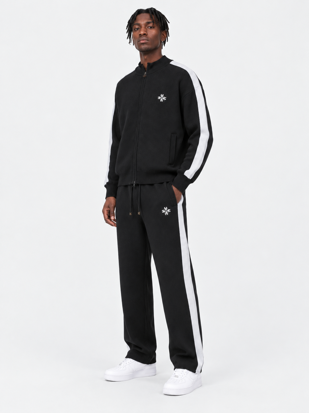 ATNT Tracksuits studio : Veste Knitted Noir Signature rayures latérales, vue de trois quarts sur fond gris clair