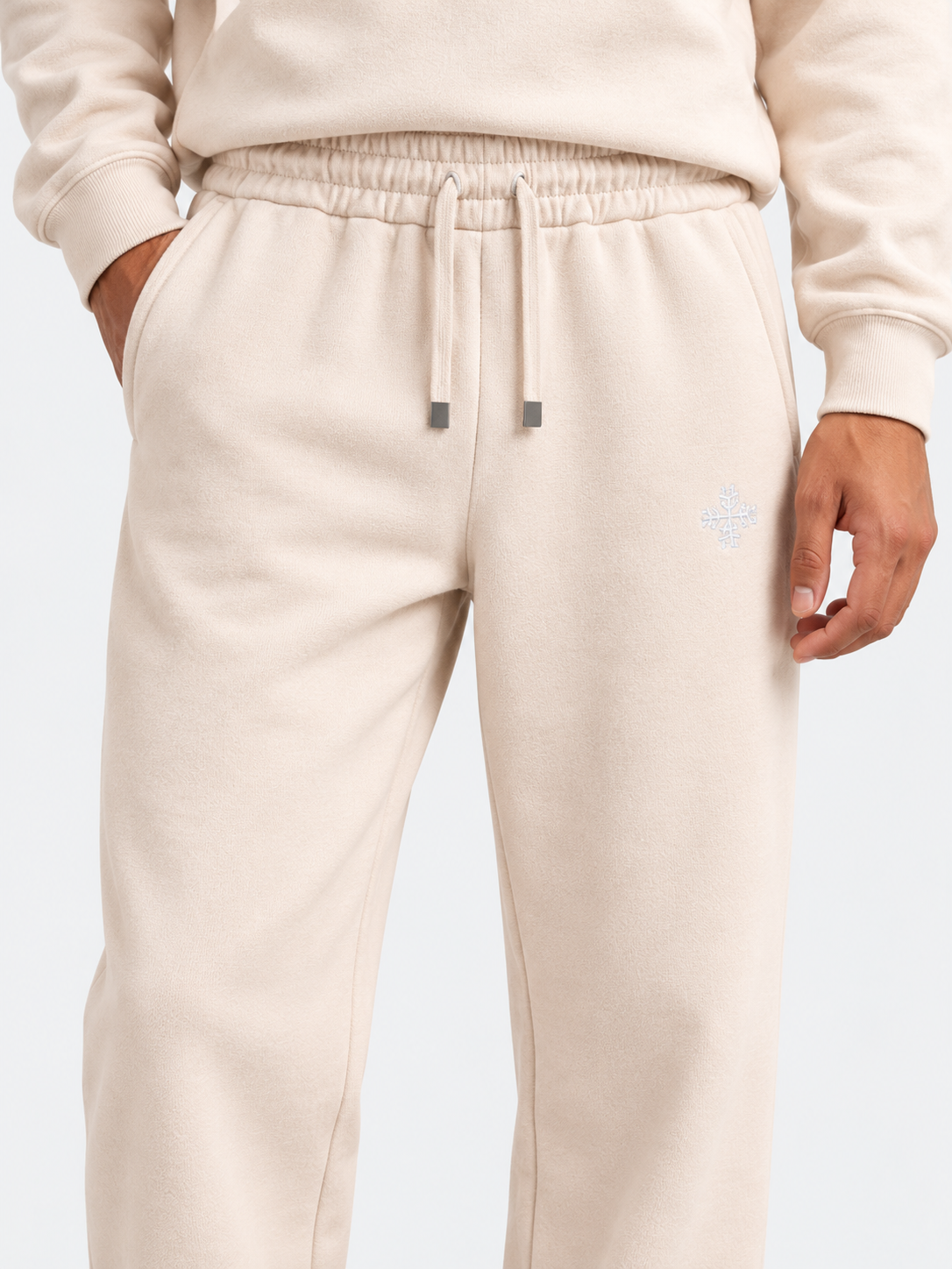 ATNT Tracksuits studio : Jogging Megeve Off White, détail de la matière sur fond gris clair