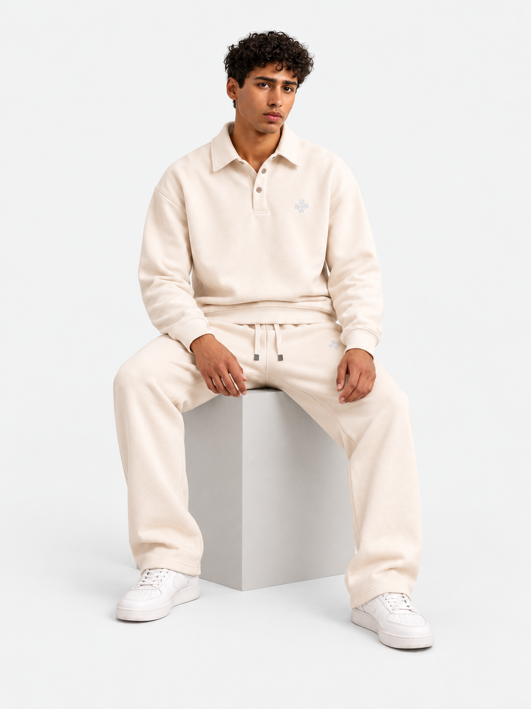 ATNT Tracksuits studio : Sweat Polo Megeve Off white, vue assise sur fond gris clair