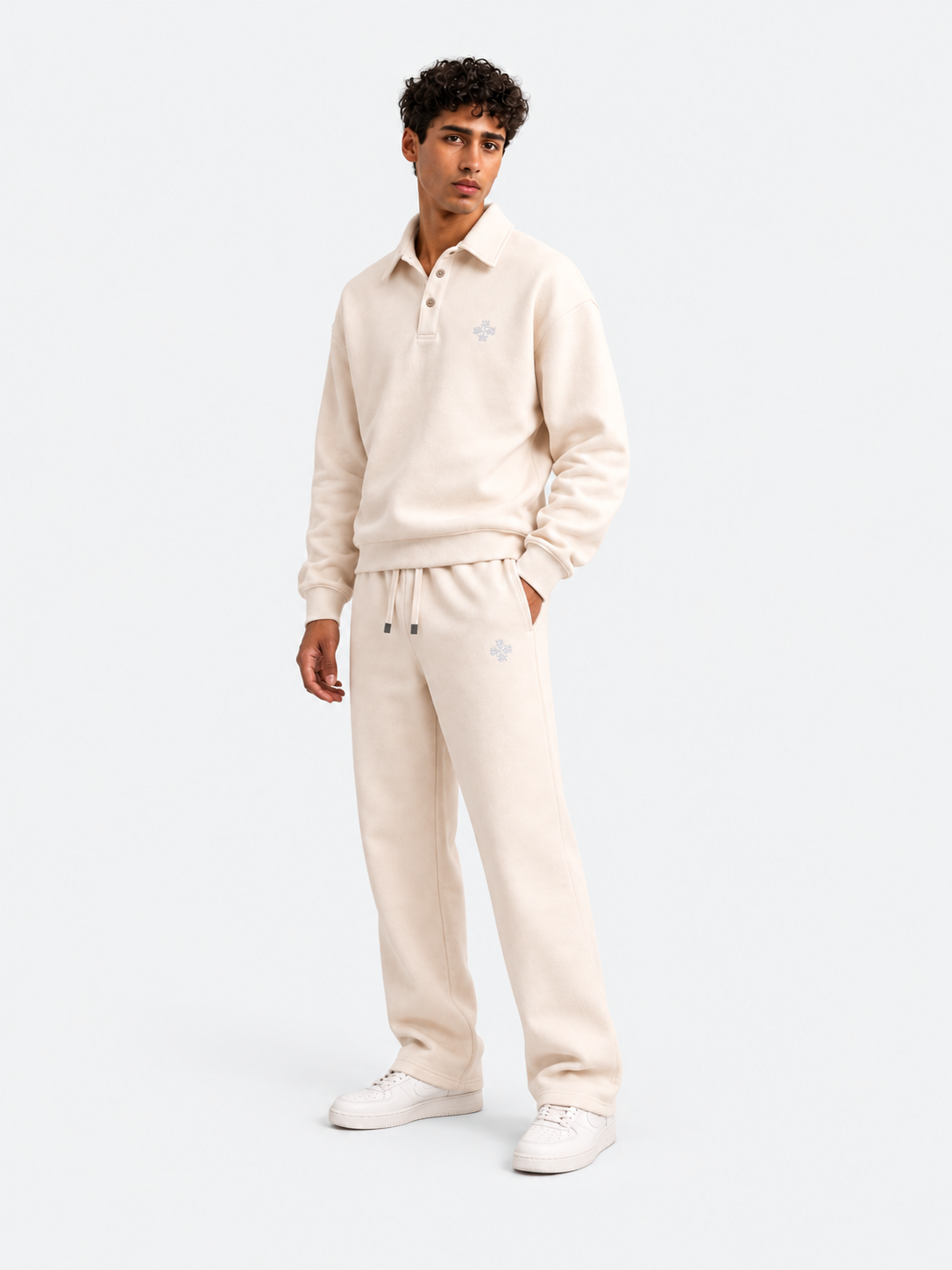 ATNT Tracksuits studio : Sweat Polo Megeve Off white, vue de trois quarts sur fond gris clair
