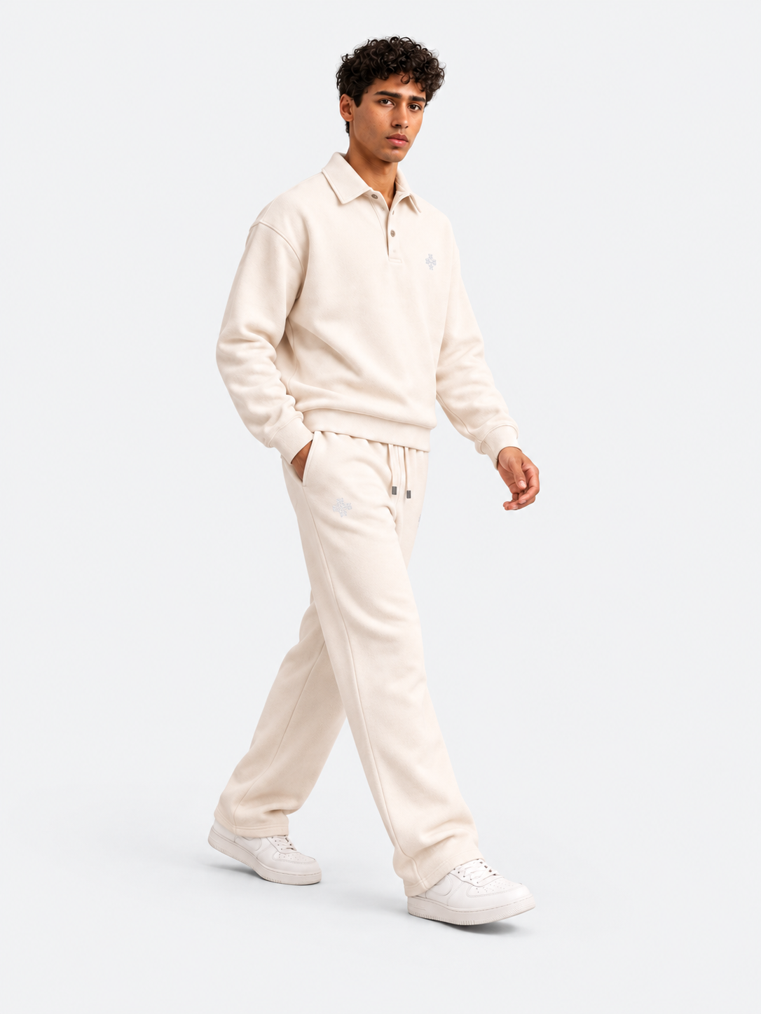 ATNT Tracksuits studio : Jogging Megeve Off White, vue en mouvement sur fond gris clair