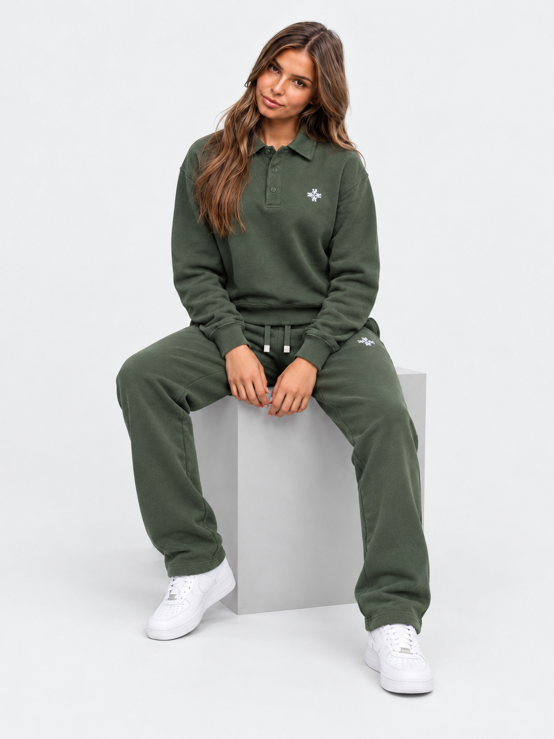 ATNT Tracksuits studio : Jogging Megeve Kaki, vue assise sur fond gris clair