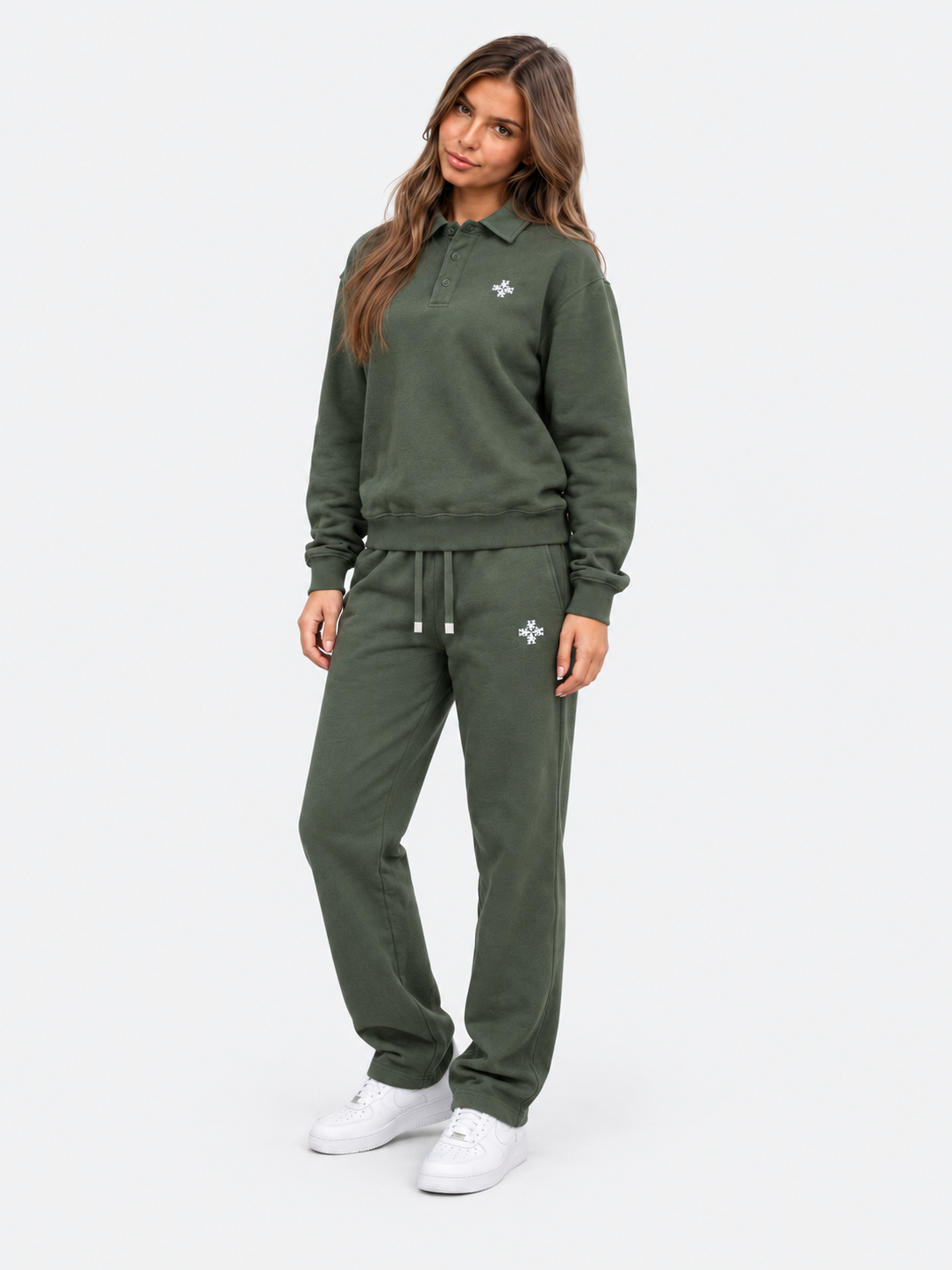 ATNT Tracksuits studio : Jogging Megeve Kaki, vue de trois quarts sur fond gris clair