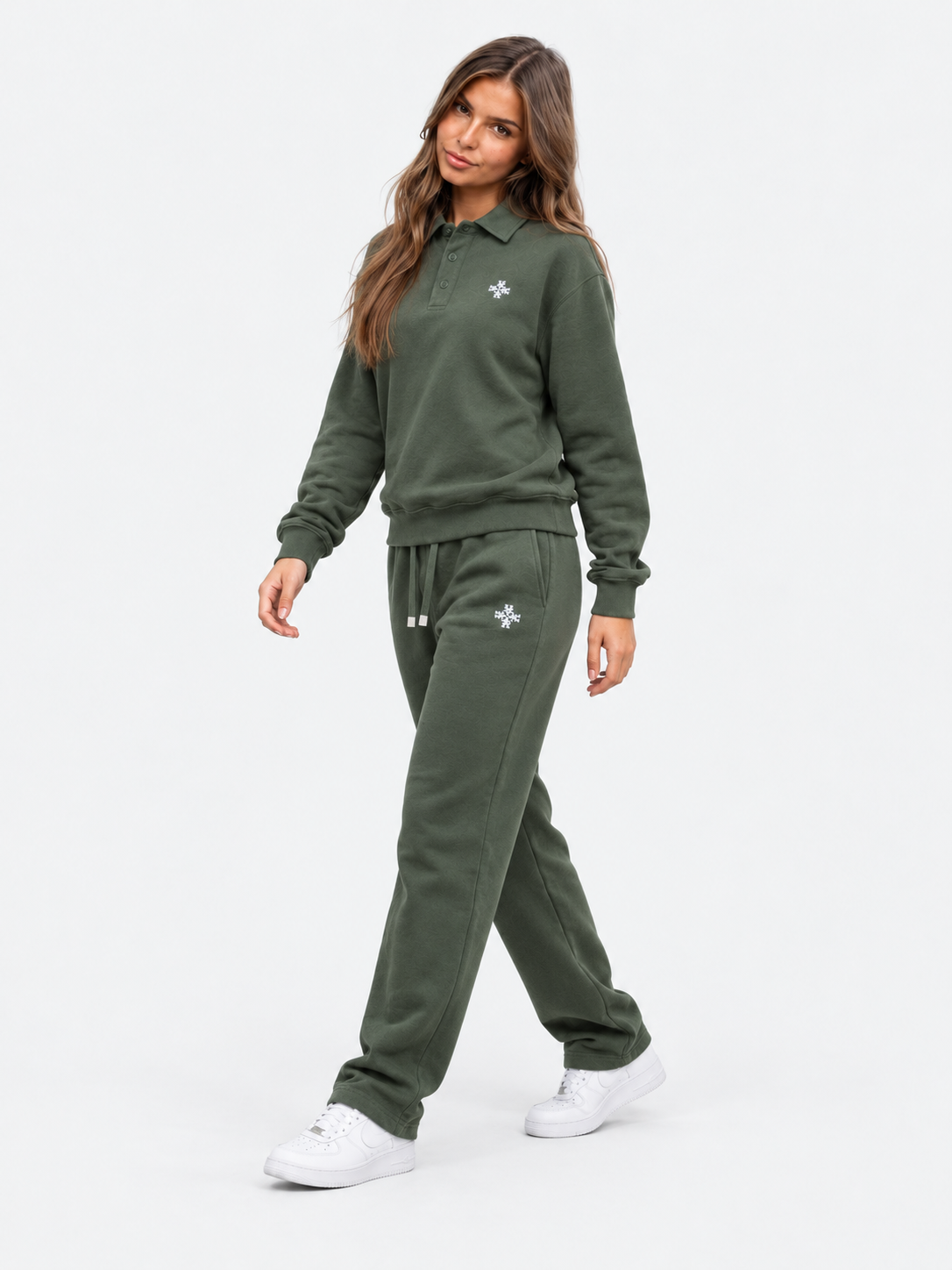 ATNT Tracksuits studio : Jogging Megeve Kaki, vue en mouvement sur fond gris clair