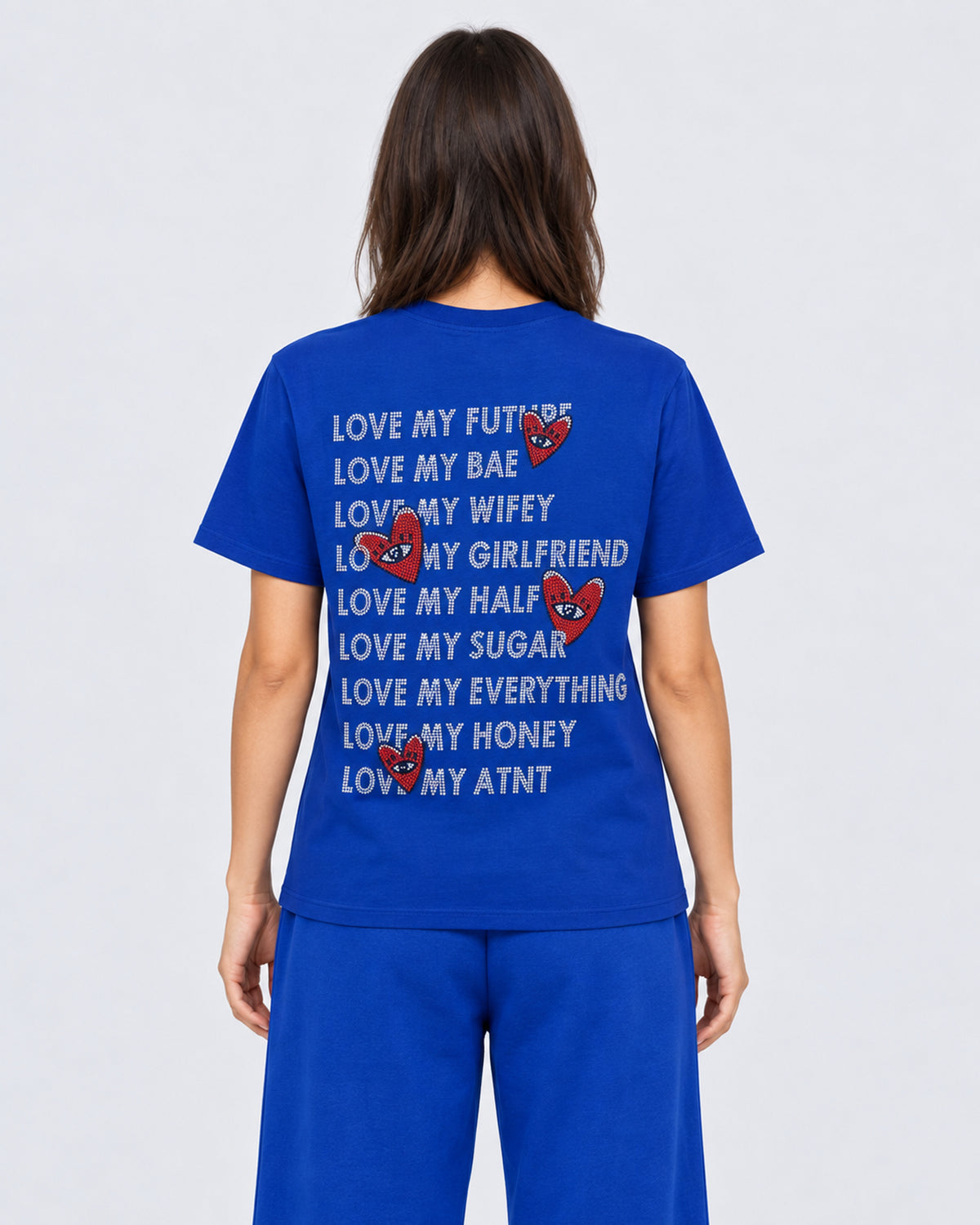 T-shirt Love Heart Strass bleu roi ATNT PARIS — porté de dos, plan rapproché — studio gris clair, mannequin femme