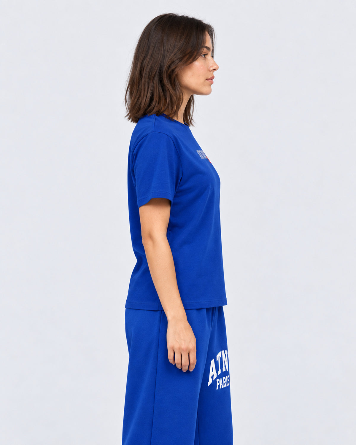 T-shirt Love Heart Strass bleu roi ATNT PARIS — porté de profil, plan rapproché — studio gris clair, mannequin femme