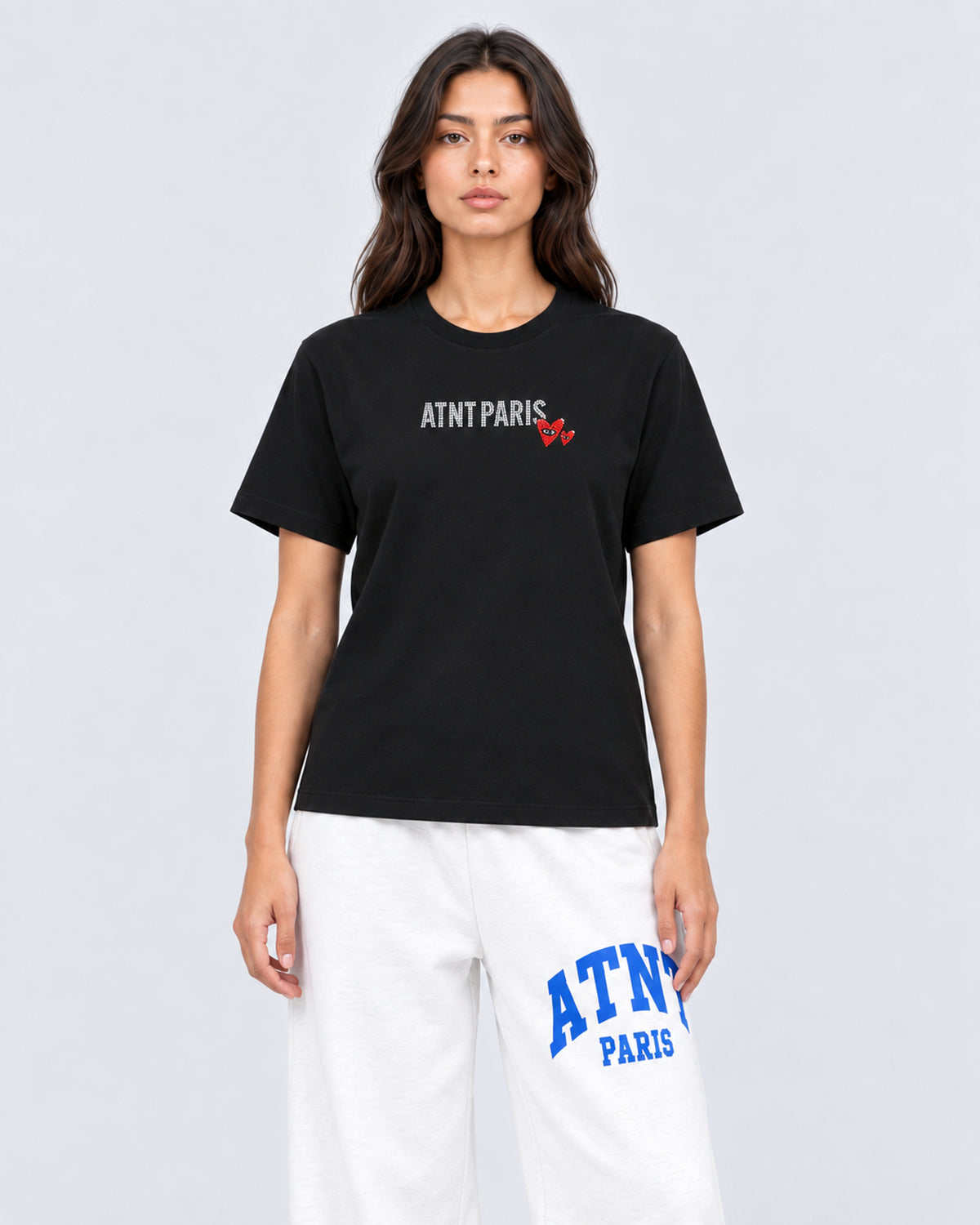 T-shirt Love Heart Strass noir ATNT PARIS — porté de face, plan rapproché — studio gris clair, mannequin femme
