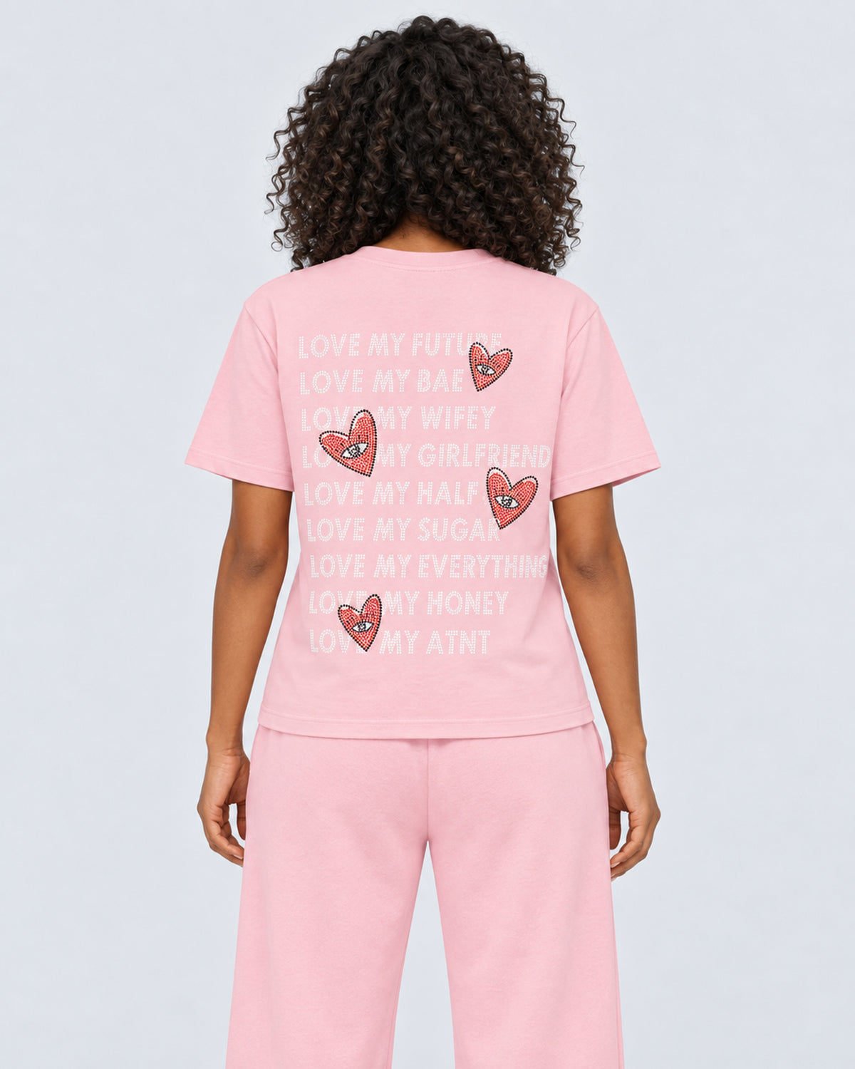 T-shirt Love Heart Strass rose clair ATNT PARIS — porté de dos, plan rapproché — studio gris clair, mannequin femme