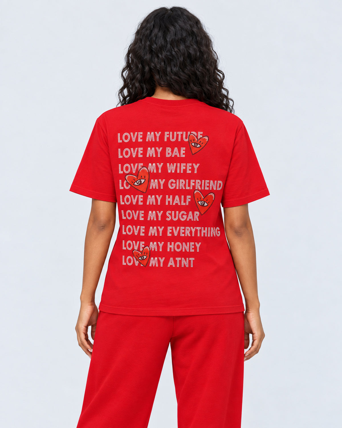 T-shirt Love Heart Strass rouge ATNT PARIS — porté de dos, plan rapproché — studio gris clair, mannequin femme