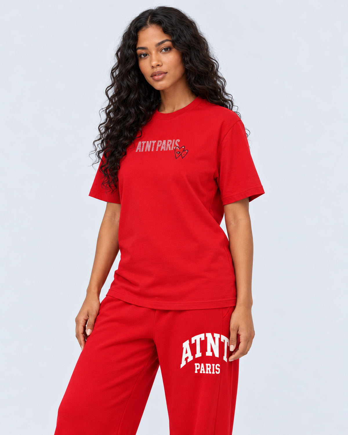 T-shirt Love Heart Strass rouge ATNT PARIS — porté de trois quarts face, plan rapproché — studio gris clair, mannequin femme
