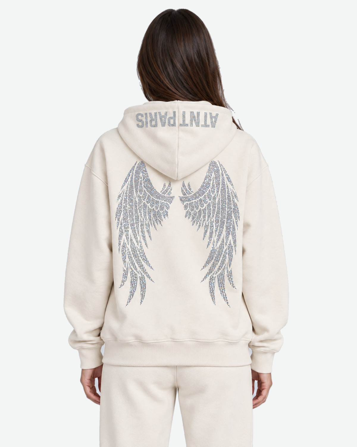 Sweat à Capuche Blanc Dark Angel Strass – ATNT Paris — Pack studio naturel, fond #F3F4F4, vue portée rapprochée de dos. — 1920 × 2400 px
